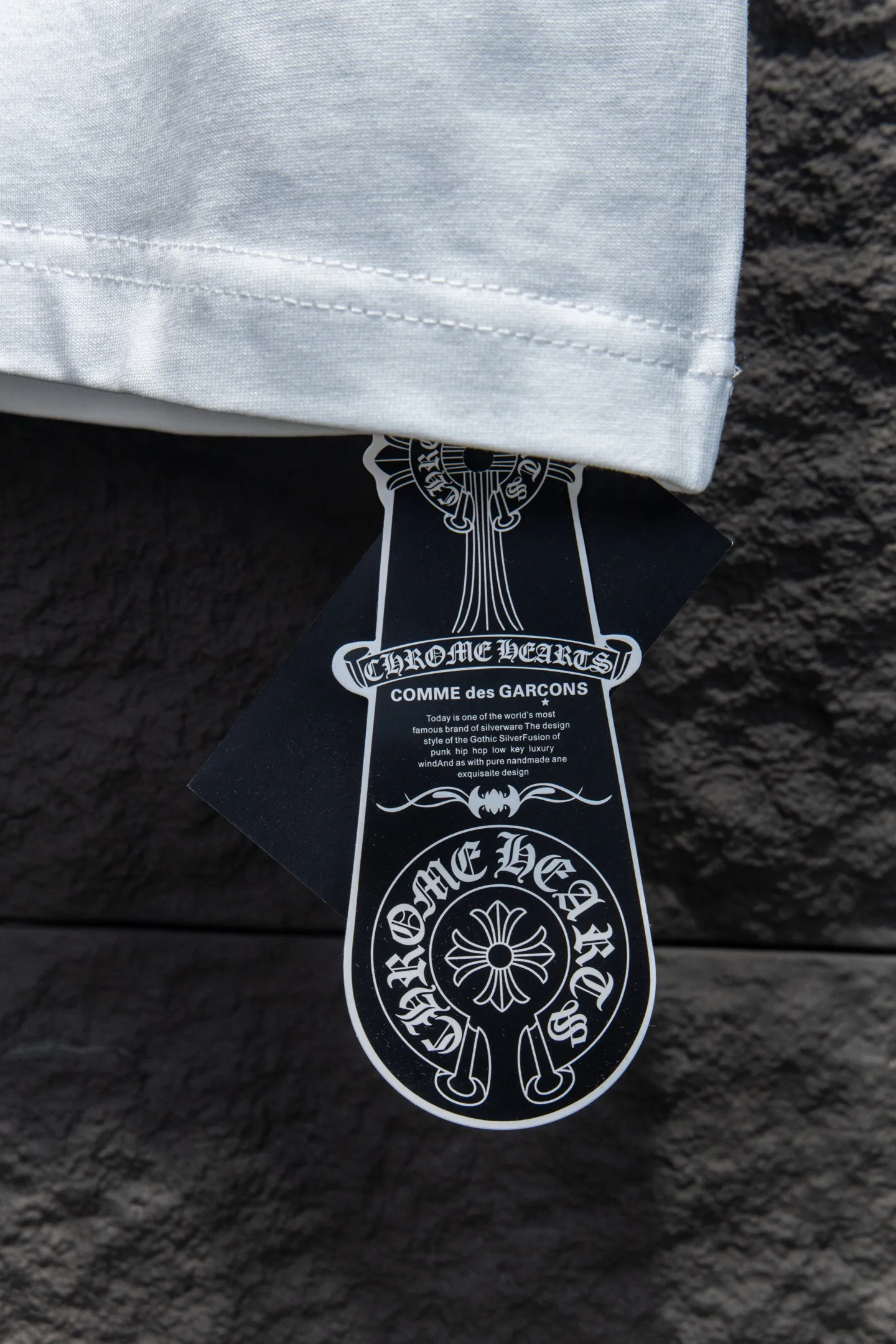 🅿️180 Style number: 7248# 🆕Chrome hearts 25ss os version is really charming. Chrome hearts are really unique. Every season’s new version is the best. It is very practical and can be worn casually✔️ - ⚠️100% cotton. Made of 32 double yarns and 260 grams of fabric. Made of imported knitting needle carded cotton, the thickness is moderate, drapey and contoured, making the upper body comfortable! ! It is very tolerant to fat body types and can instantly lose five pounds after wearing it!  Specially ordered many Austrian hot diamonds, which have the bling bling effect of natural crystals under the light, with multi-faceted reflective points, and the production cost is extremely high. The laser molding includes a computer engraving machine and a laser machine, which are accurate in granular units. Finally, it is hot and set at high temperature. After the hot stamping, the firmness needs to be tested repeatedly on the hot stamping. It can show colorful reflections under the light. The collar webbing extends to the shoulders for reinforcement, and the stitching at the joints. The hem and cuffs are all made of 0.2mm stitch double-thread stitching. They are carefully produced at a high cost. The attitude of making goods with a magnifying glass restores the quality and effect of the product. The full set of customized accessories only presents every detail to the customer. Printing is done using film printing, 50,000 positioning, which is very time-consuming. The addition of flocking elements to the body of the garment greatly increases the interest of the garment; unique visual effects. After special treatment, a unique effect is formed. An irregular hem is added to the version. This year's Kroxin is the main version. In the past two years, the oversize version has become the focus of the trend and has been a popular staple in the past two years. The change of designers has made this brand an instant hit. The progressive fashion of the times also needs the blood impact of fresh elements and trendy designs in order to continue its glory! It’s stylish both inside and outside, a must-have for high street travel! An absolute "eye-catching style" that can match couples 💏 Color: Black White Size: S M L XL